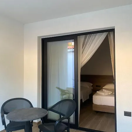 Takas Boutique 2* Radhimë